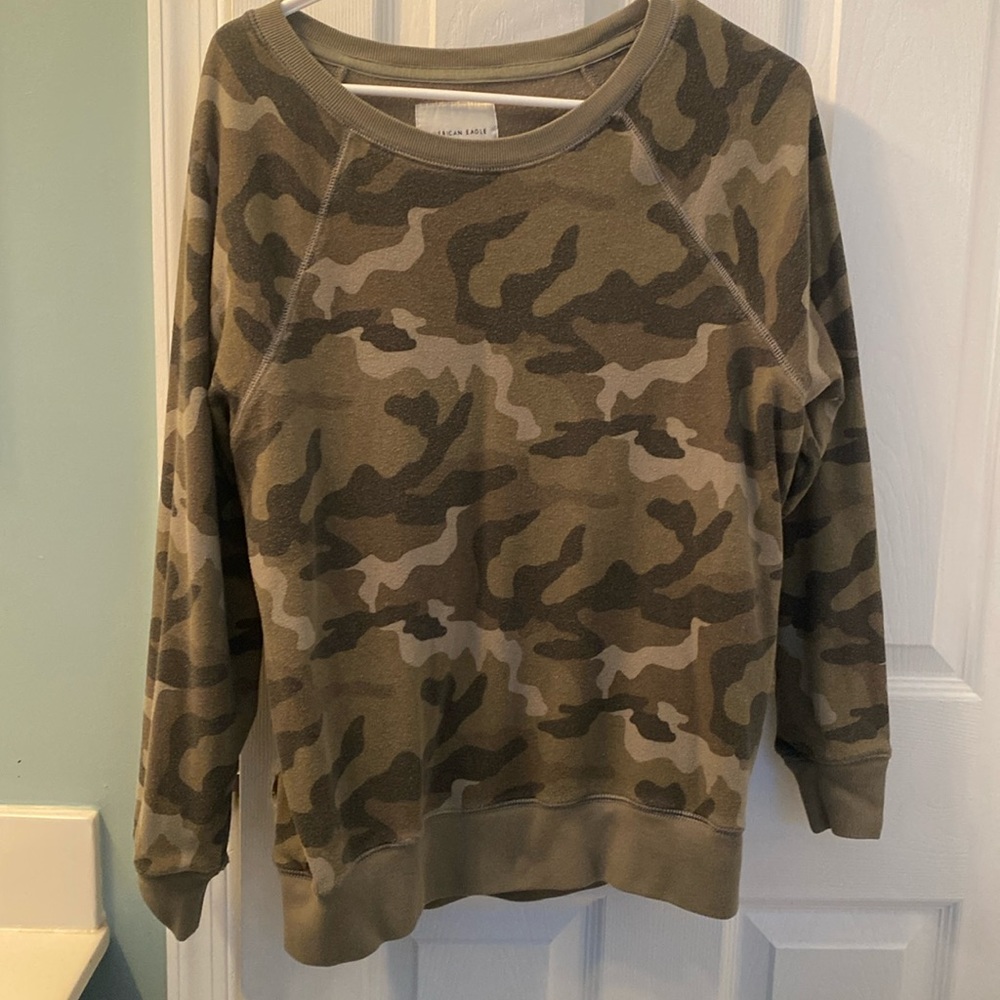Women’s camo crewneck